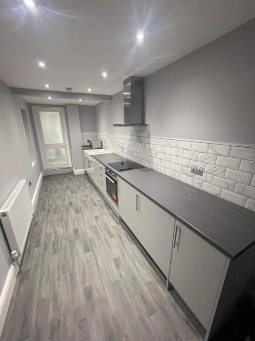 Large 1 Bedroom Flat With Private Parking プリマス エクステリア 写真