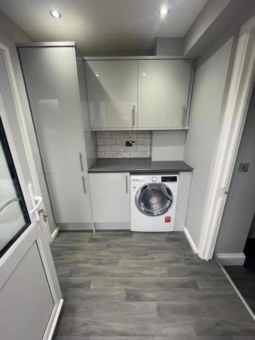 Large 1 Bedroom Flat With Private Parking プリマス エクステリア 写真